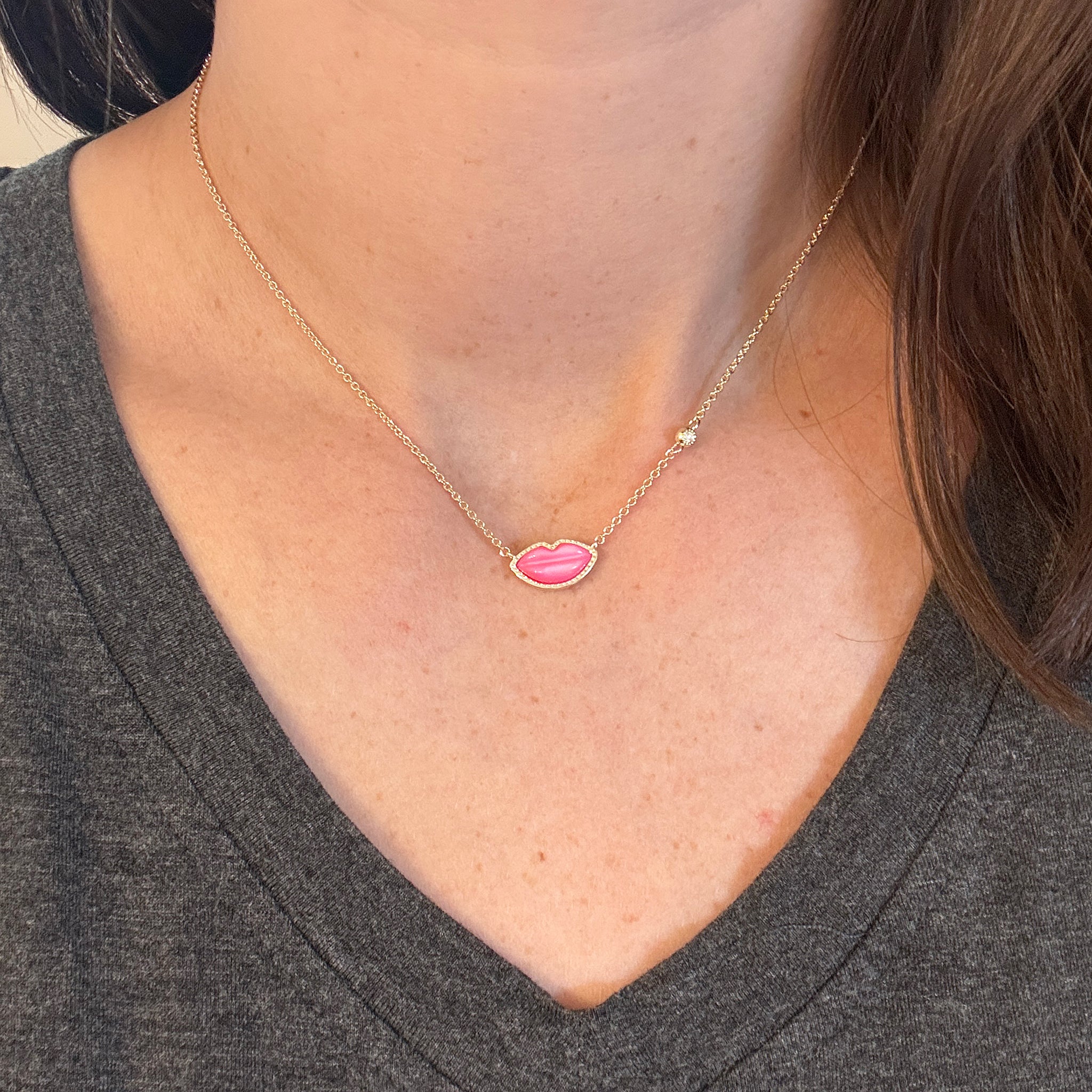 Kendra Scott Lips Pendant Necklace in Hot Pink Mother of Pearl and Gold Plated