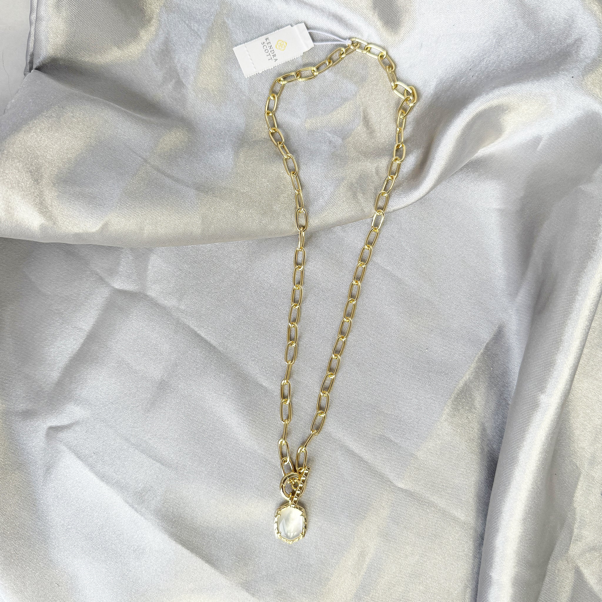 Kendra Scott Daphne Chain Link Pendant Necklace in Ivory Mother of Pearl and Gold