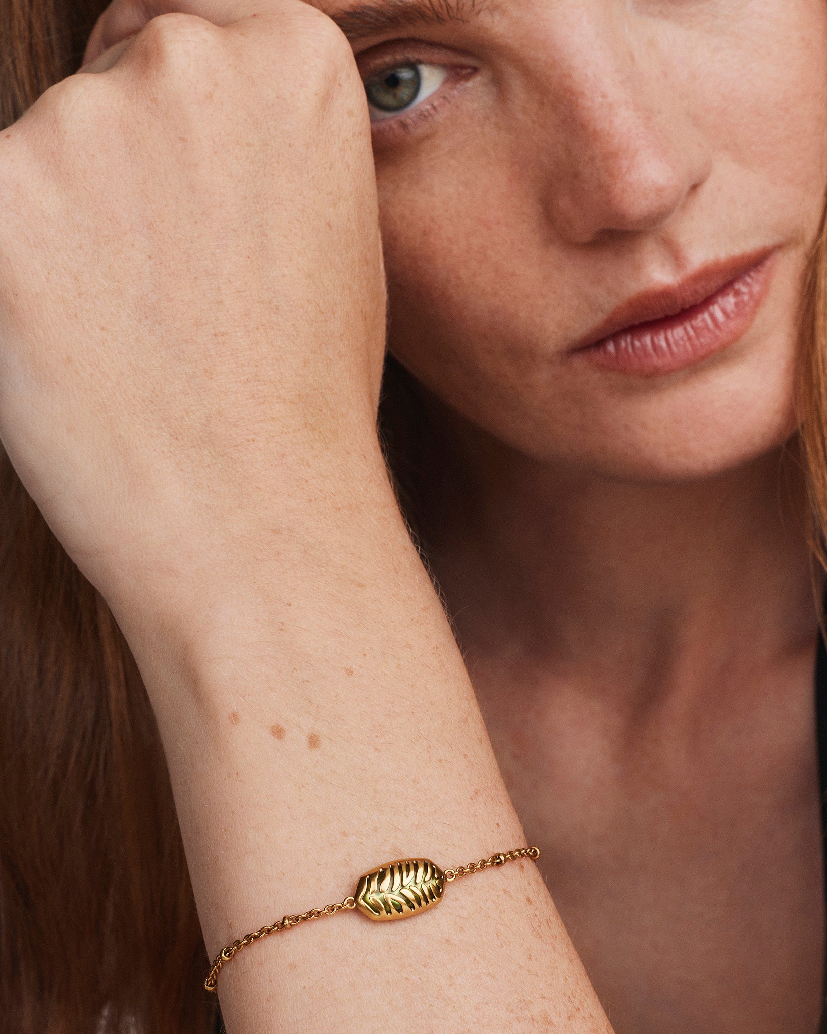 Kendra Scott Tiger Striped Elaina Oval Delicate Chain Bracelet in Dark Brown Hawks Eye and Gold Plated