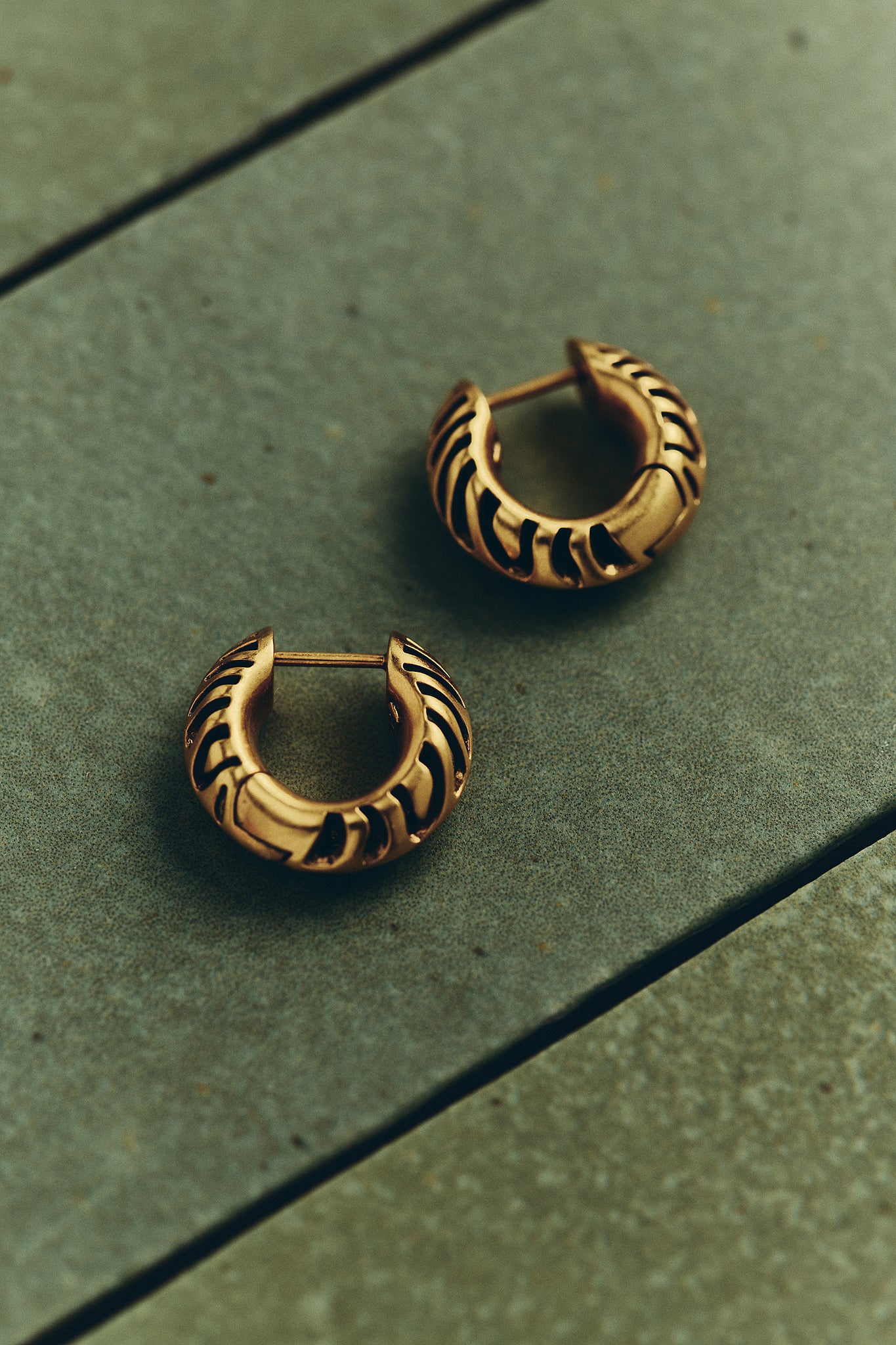 Kendra Scott Tiger Striped Mikki Huggie Hoop Earrings in Gold Plated
