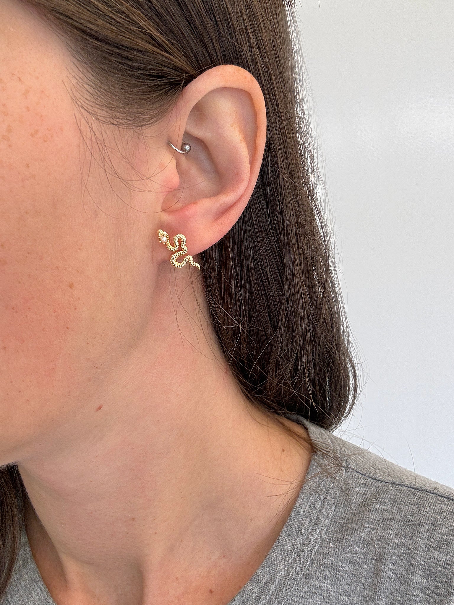 Kendra Scott Lyle Snake Stud Earrings in White Pearl and Gold