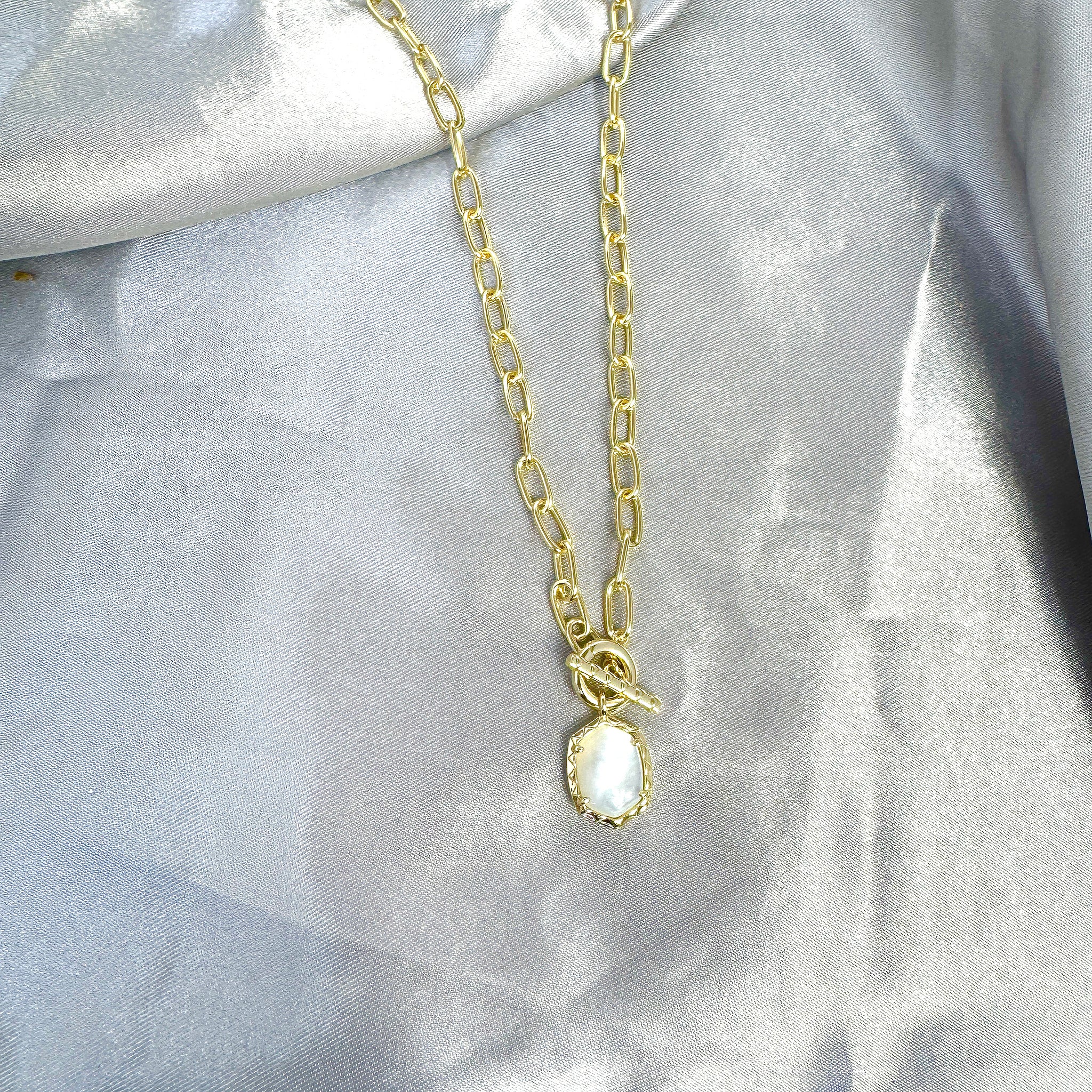 Kendra Scott Daphne Chain Link Pendant Necklace in Ivory Mother of Pearl and Gold