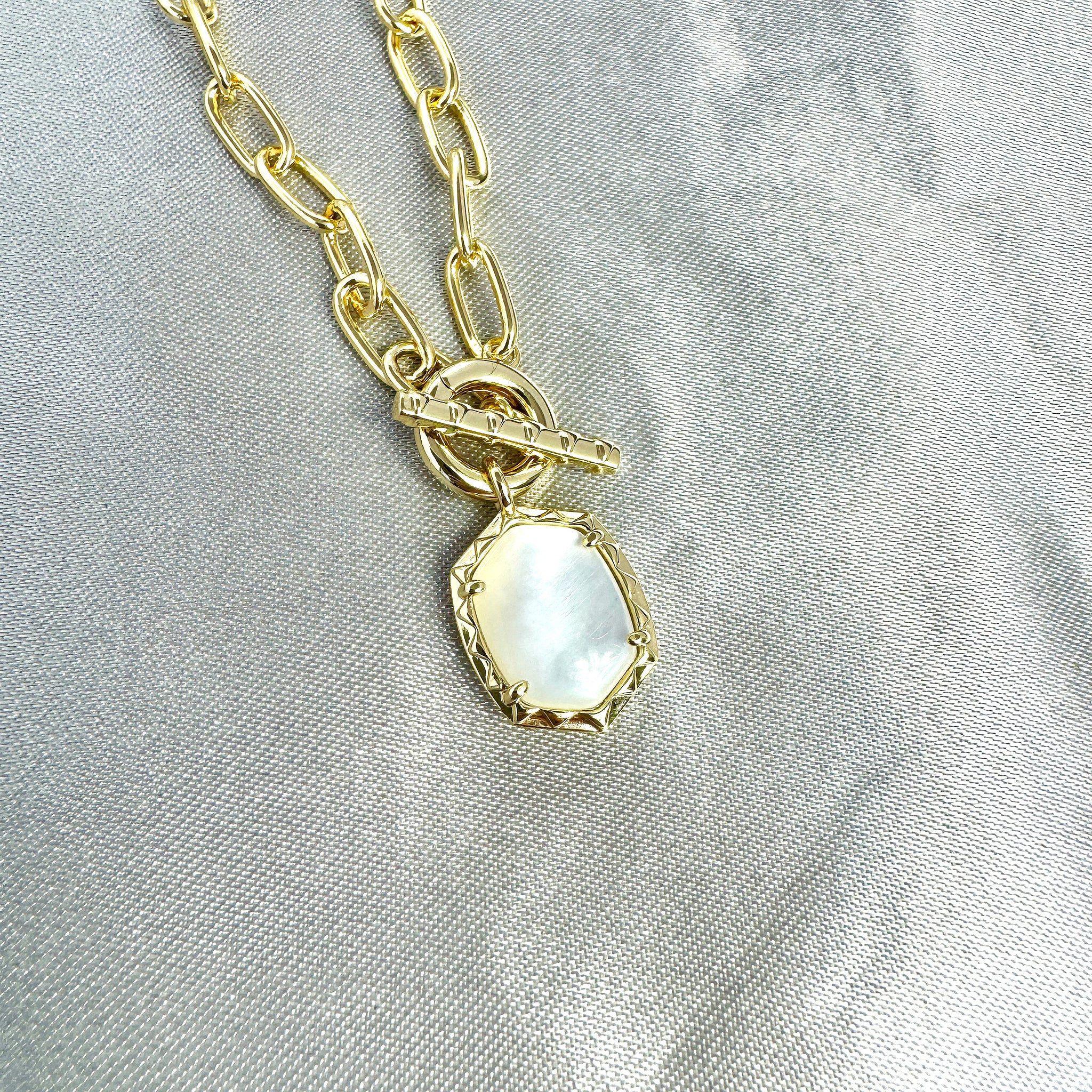 Kendra Scott Daphne Chain Link Pendant Necklace in Ivory Mother of Pearl and Gold