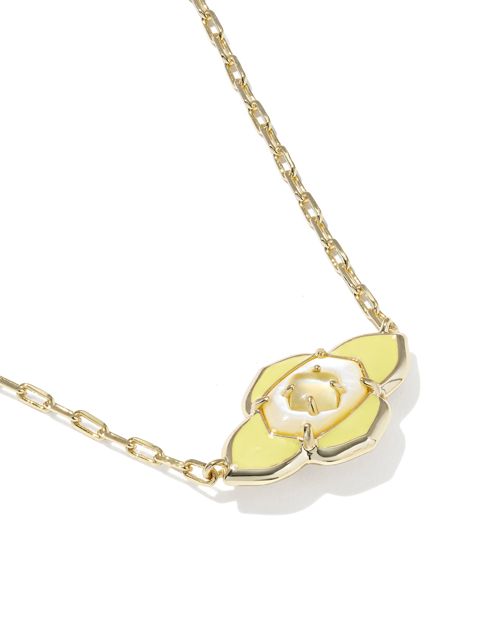 Kendra Scott Abbie Medallion Short Pendant Necklace in Yellow Mix and Gold Plated