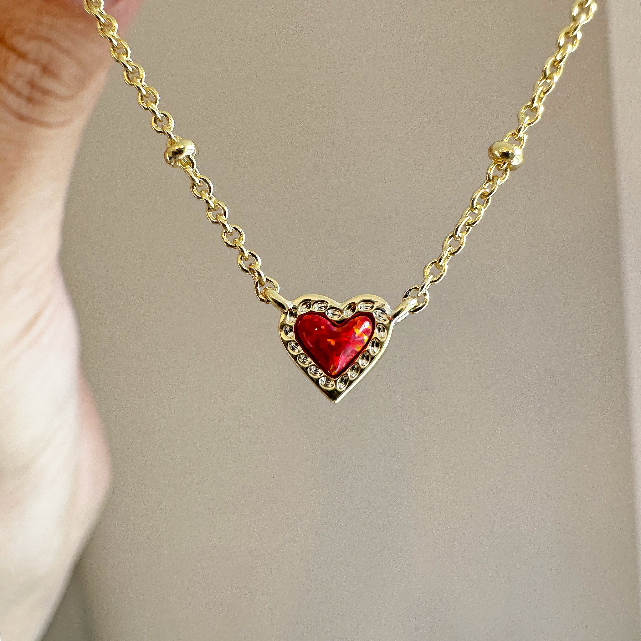 Kendra Scott Mini Ari Heart Satellite Chain Pendant Necklace in Red Kyocera Opal and Gold Plated