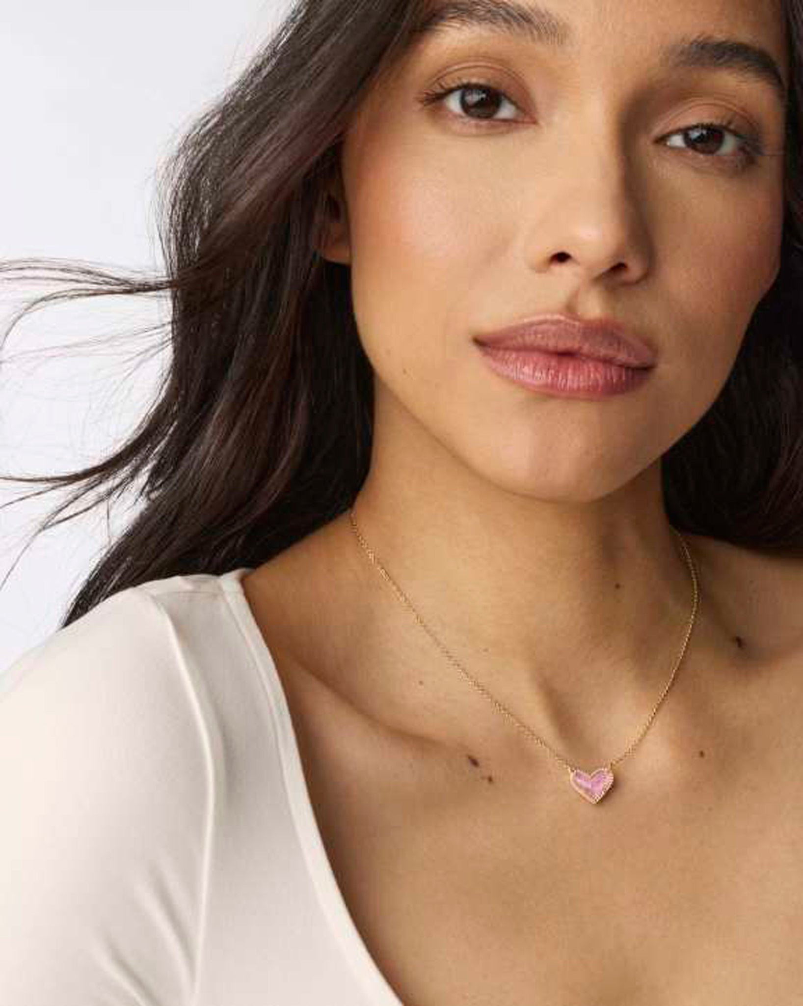 Kendra Scott Ari Heart Pendant Necklace in Pink Iridescent Glitter Glass and Gold Plated