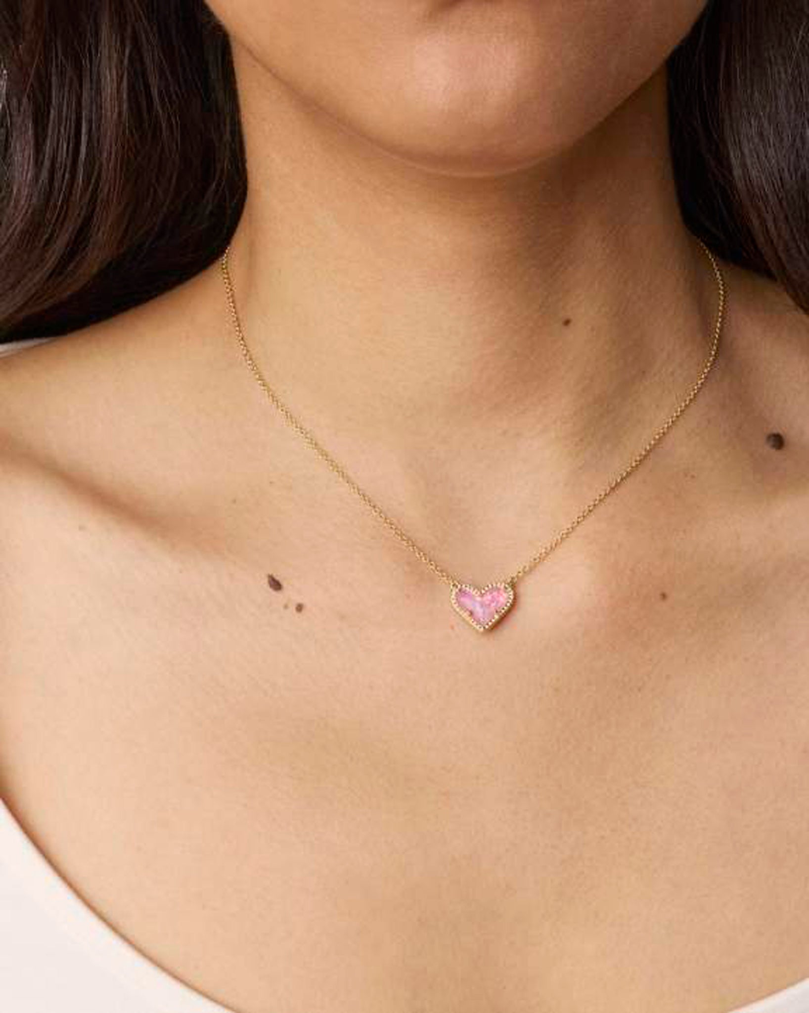 Kendra Scott Ari Heart Pendant Necklace in Pink Iridescent Glitter Glass and Gold Plated